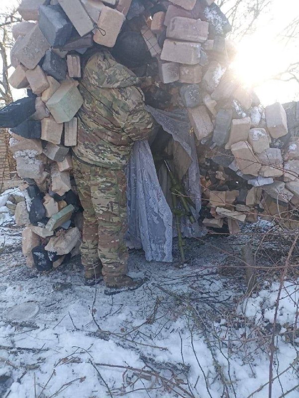 NiKITa🇺🇦 (Twitter)俄羅斯人開始使用一種新型高效偽裝網，軍用“閃光”網