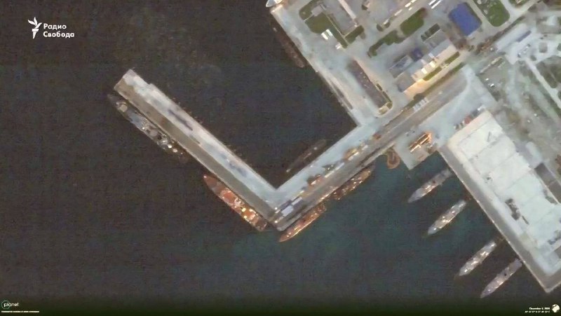 1.昨天无人机袭击新罗西斯克湾“华沙维扬卡”号潜艇后，卫星图像显示了袭击后的景象