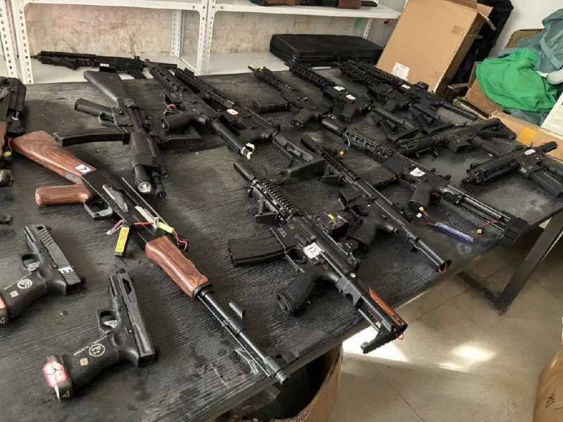 王局拍案，【老百姓申冤有多难？甘肃玩具枪案，赔偿不抵维权成本一半，要求道歉也被驳回】老百姓申冤成本太高了，一桩“甘肃玩具店主买卖枪支案”走了整整三年，两名当事人最终不起诉，却已被羁押279天，直到2026年才等来国家赔偿，各获16万余元，人身自由赔偿13.2万元，精神损害抚慰金3万元，折算下来一天自由只值475.52元两人还曾申请法院出具书面道歉，但法院认为未提供名誉受损的相关证据该请求无法律依据 予以驳回，仅因两人被羁押279天，超6个月综合羁押时长及影响，酌定各支付精神损害抚慰金3万元但当事人直言，“打官司花了40多万不想再折腾了”案件源于销售水弹枪被认定为“枪支”一审有罪，二审撤销，最终因证据不足撤诉，争议核心在于水弹枪认定标准，以及“是否明知”的界限，三年时间自由、金钱、生活全部付出最后的结果却只是“还你清白再加一点补偿”成本与代价远远不对等，