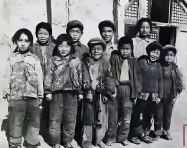 破幕推墙 (Twitter)这张照片不是拍摄于万恶的旧社会，而是中共治下1980年，山西省吕梁市兴初镇中心小学的学生留影！事实证明不与国际接轨，吃屎都捡不到热的，哪里还有200斤麦子呢？