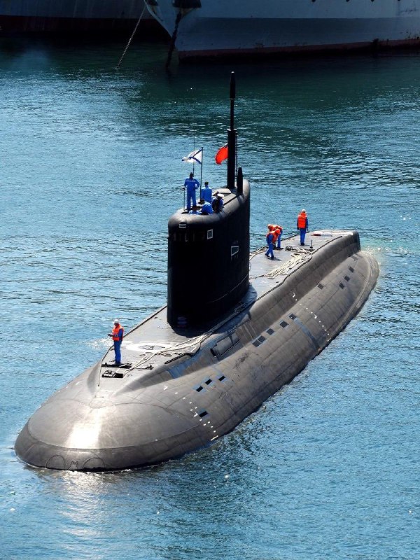 1.乌克兰首次使用其“海底宝贝”（Sub Sea Baby）水下无人机，于俄罗斯海军黑海基地内，击沉了一艘俄罗斯基洛级潜艇