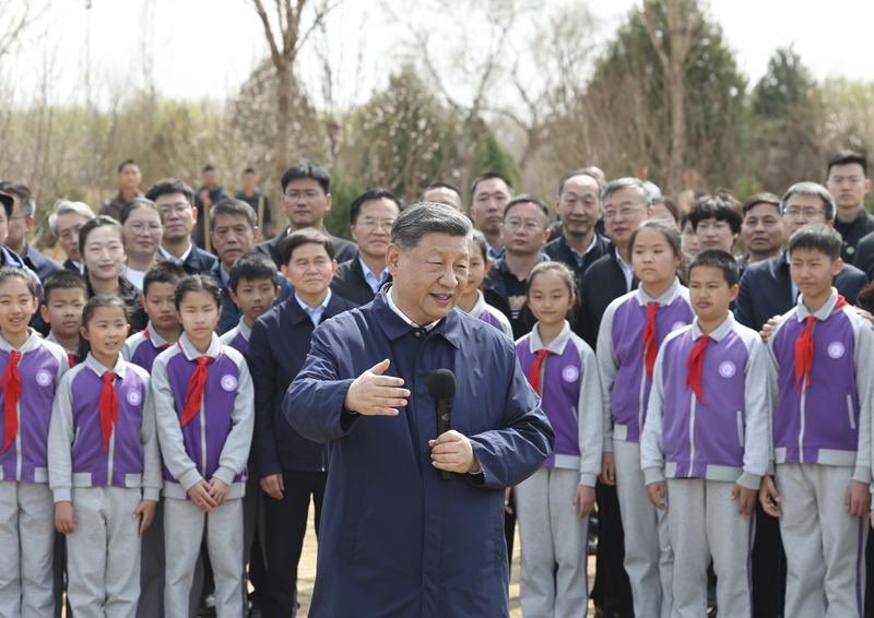 王局拍案，【习近平带所有常委，跟小学生植树】3月30日上午10时40分许，习近平携所有常委，来到北京市昌平区百善镇，跟小学生一起，参加首都义务植树活动，