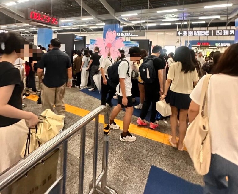 1.7月20号起，深圳地铁升级安检，逢包必检、逢人必查，就算空手没带包，也要配合手持仪器，进行全面人身检查，严格程度不次于民航，此举导致进站前排起长龙，大量乘客被堵在安检外，乘客们叫苦不迭