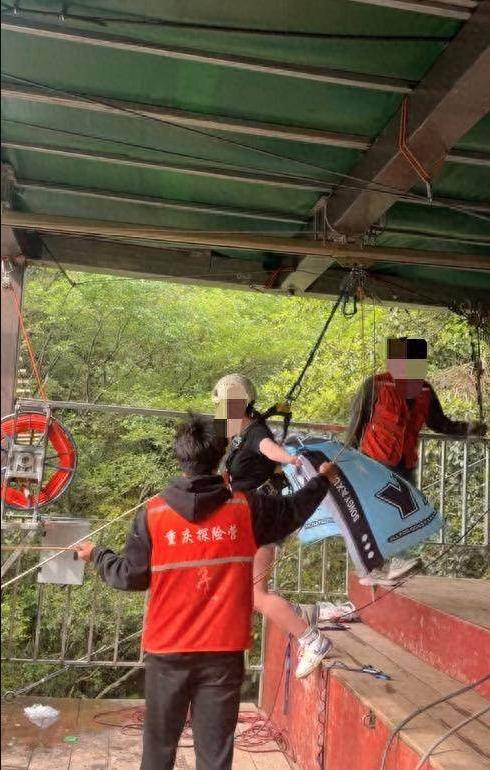 恐怖一幕：女子四川坐悬崖秋千 坠落身亡