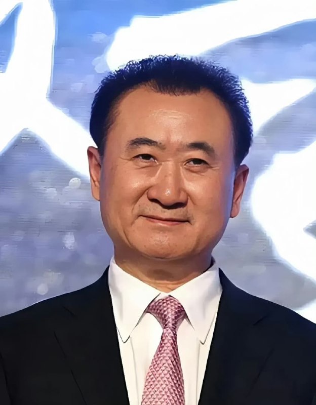 王局拍案，【王健林卖股两年后，万达电影换名】3月27日，万达电影今日发布公告称，拟变更公司名称为——儒意电影娱乐股份有限公司，变更证券简称为儒意电影，并相应修订《公司章程》万达电影