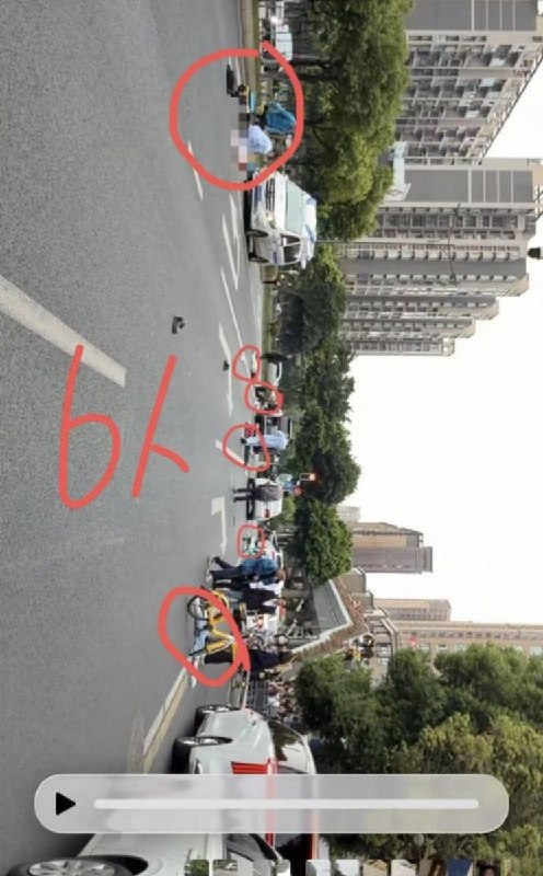 路人拍到司机撞完人下车后，手里还攥着刀成都无差别撞人事件现场画面在一个路口就有至少6人被撞警方通报成都无差别袭击事件