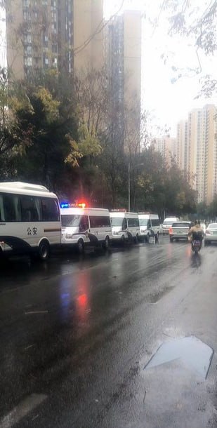 最新消息，长沙小区今天门口依旧有大量警车戒备，外卖平台中饿了么、美团均无法送餐，而京东配送仍可正常进入