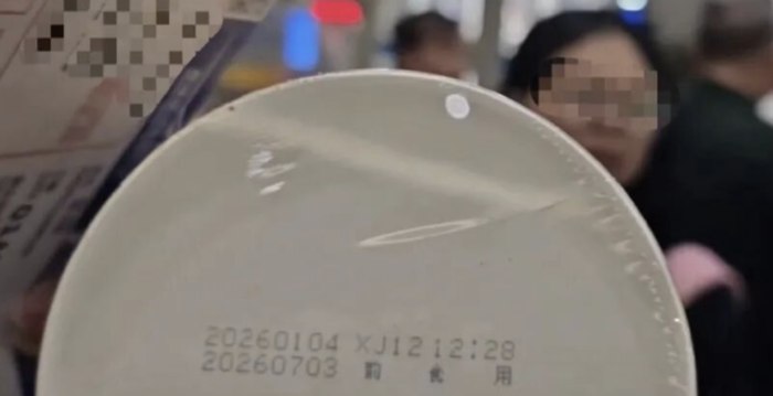 祥鹏航空客机延误近4小时 发过期泡面引不满