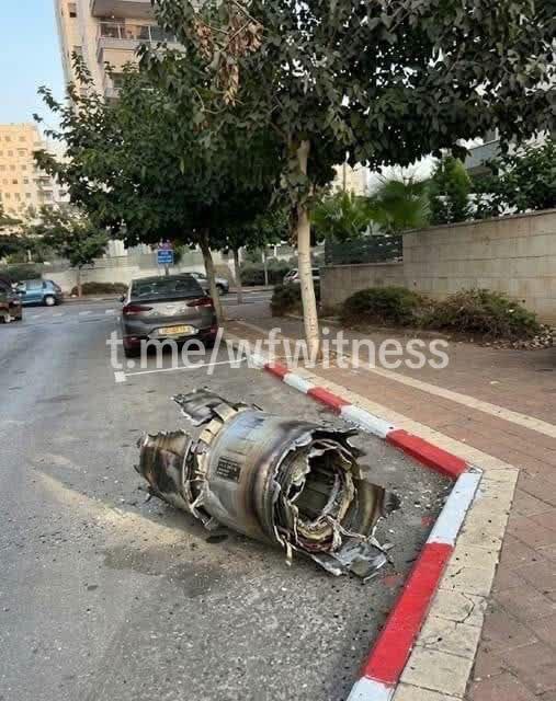 1.在上一轮导弹中，一枚被拦截的导弹碎片击中了特拉维夫的一家商店2. 另一个碎片落在特拉维夫的某个地方3.特拉维夫南部升起的烟雾的循环图像4. 伊朗集束弹头袭击以色列的更多镜头5. 在以色列特拉维夫可以听到瞬间拦截6.两天前，#IRGC 航空航天部队发射的部分弹道导弹袭击了#以色列的贝尔谢瓦市，造成财产损失和平民受伤