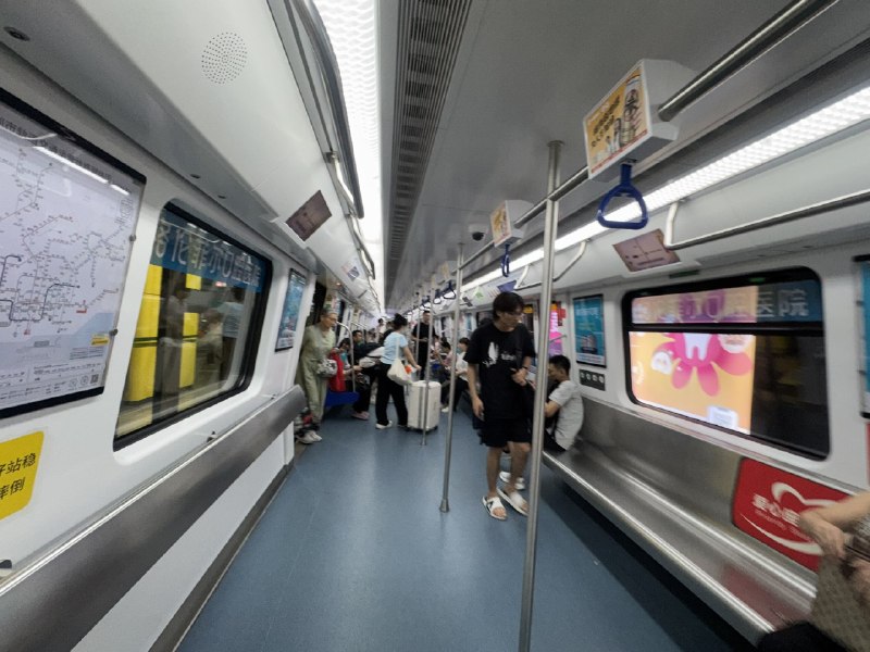 1.7月20号起，深圳地铁升级安检，逢包必检、逢人必查，就算空手没带包，也要配合手持仪器，进行全面人身检查，严格程度不次于民航，此举导致进站前排起长龙，大量乘客被堵在安检外，乘客们叫苦不迭