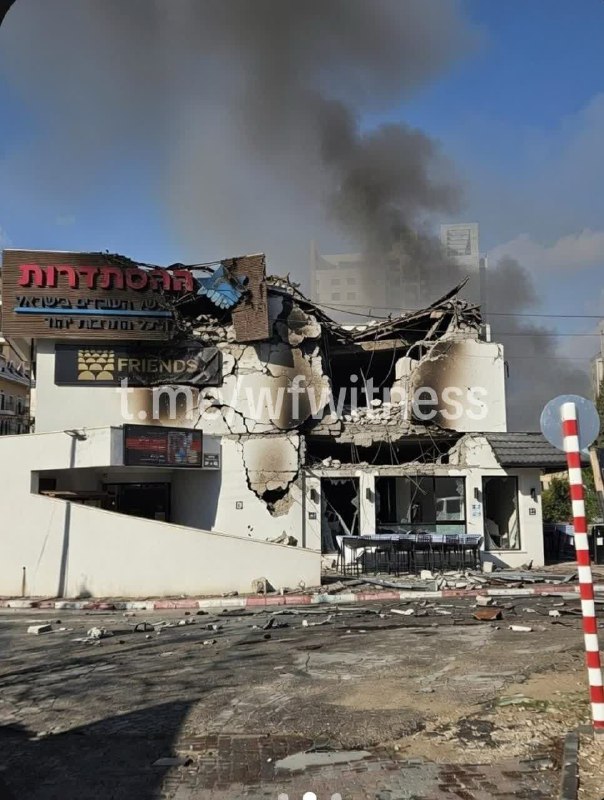 1.在上一轮导弹中，一枚被拦截的导弹碎片击中了特拉维夫的一家商店2. 另一个碎片落在特拉维夫的某个地方3.特拉维夫南部升起的烟雾的循环图像4. 伊朗集束弹头袭击以色列的更多镜头5. 在以色列特拉维夫可以听到瞬间拦截6.两天前，#IRGC 航空航天部队发射的部分弹道导弹袭击了#以色列的贝尔谢瓦市，造成财产损失和平民受伤