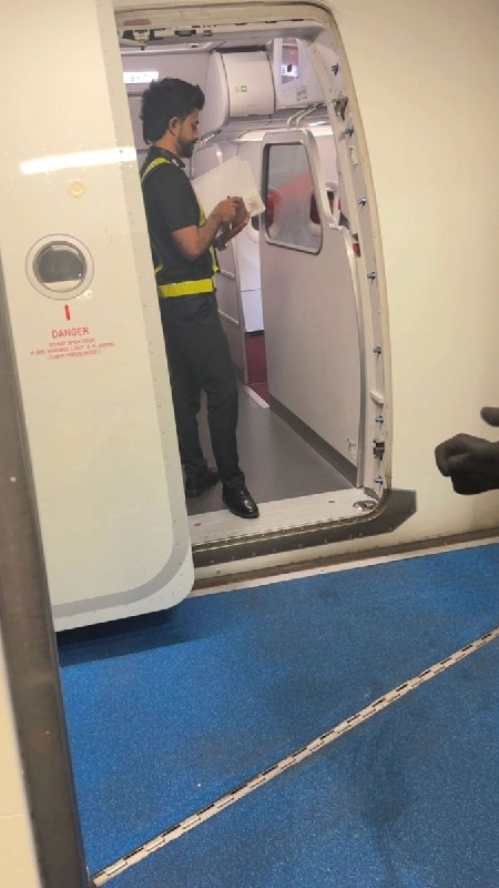 近日，中国游客入境斯里兰卡，过海关时被索要100美元小费，游客没妥协，航空公司工作人员直接在机票上写下“100”，不给钱就不给入境，直接回关小黑屋，要求第二天自行购买返程机票