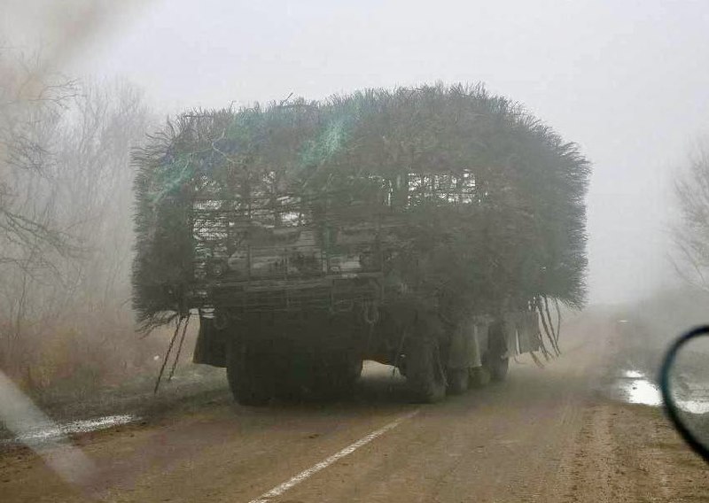 新‧二七部隊 軍事雜談 (New 27 Brigade)🇹🇼🇺🇦🇮🇱 (Twitter)25/11/28. 烏軍史翠克裝甲車上安裝反無人機防護裝置，好像一堆草裝在上面 