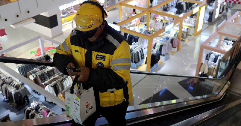失业、罢工潮下 央视还在编外卖童话？