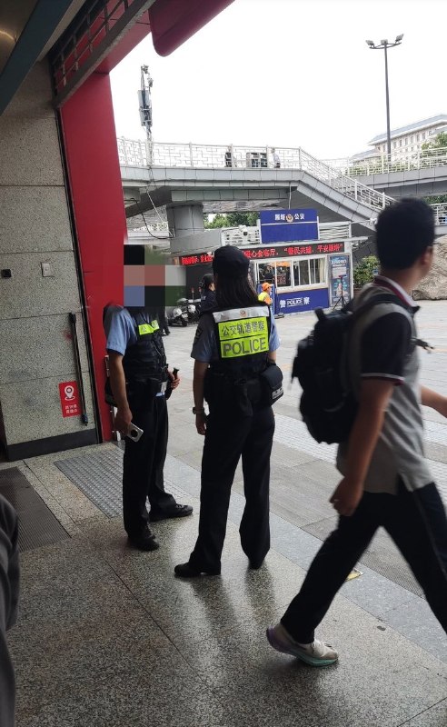 7月2日，西安赛格商场，有网友拍摄到，多名志愿者前往现场送花时，很快被多名身着便装的男子包围，鲜花也被迅速收走