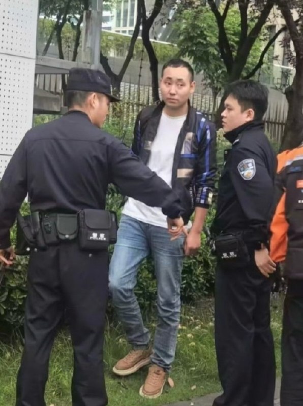 路人拍到司机撞完人下车后，手里还攥着刀成都无差别撞人事件现场画面在一个路口就有至少6人被撞警方通报成都无差别袭击事件