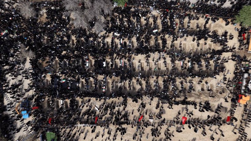 🇮🇷|大批伊朗人向被美国轰炸、造成 120 名伊朗女学生死亡的米纳布小学的殉难女学生告别