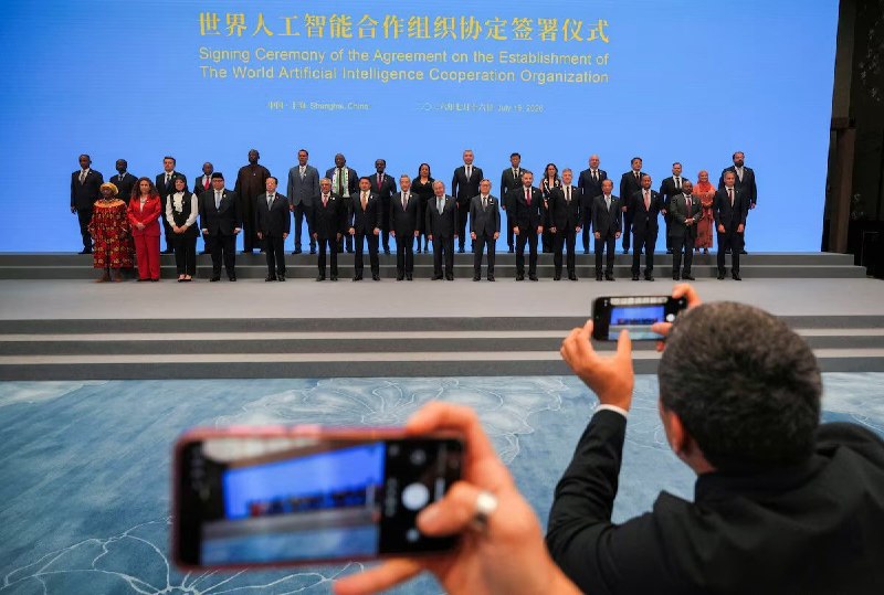 《人民日报》又急了，痛斥“人工智能铁幕”与技术垄断，呼吁把AI当成普惠的“水流”