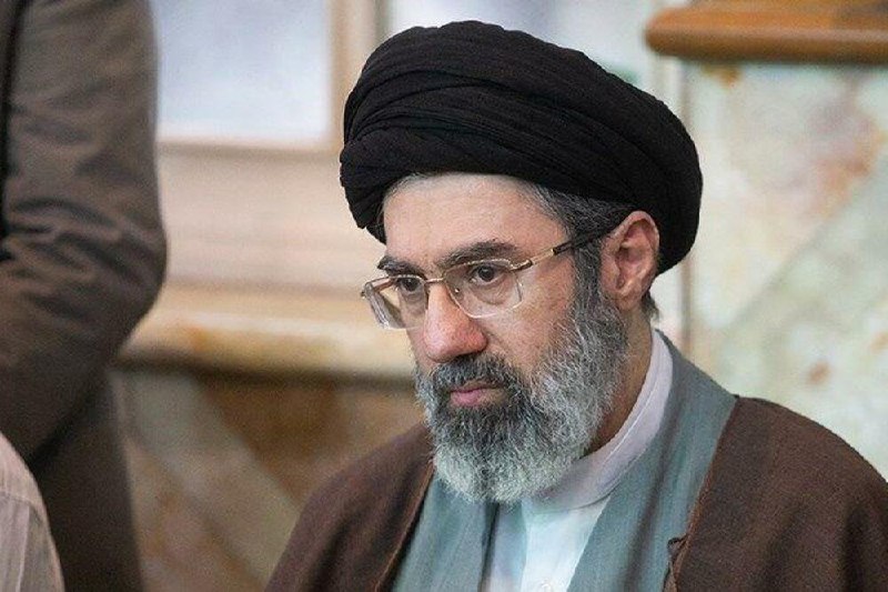 rainbow7852 (Twitter)🚨据《Al Hadath》和《以色列时报》援引消息人士报道，哈梅内伊之子穆杰塔巴·哈梅内伊在其中一次美以轰炸中受伤