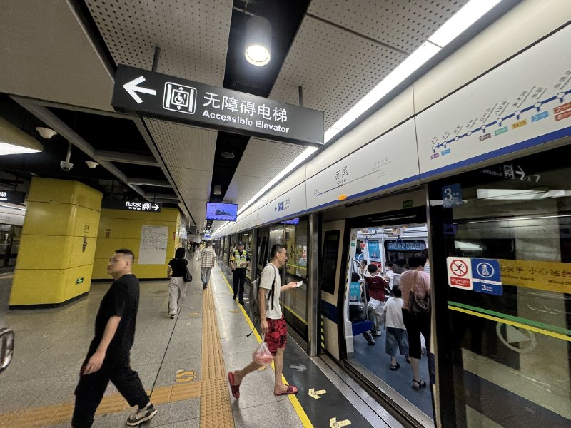 1.7月20号起，深圳地铁升级安检，逢包必检、逢人必查，就算空手没带包，也要配合手持仪器，进行全面人身检查，严格程度不次于民航，此举导致进站前排起长龙，大量乘客被堵在安检外，乘客们叫苦不迭