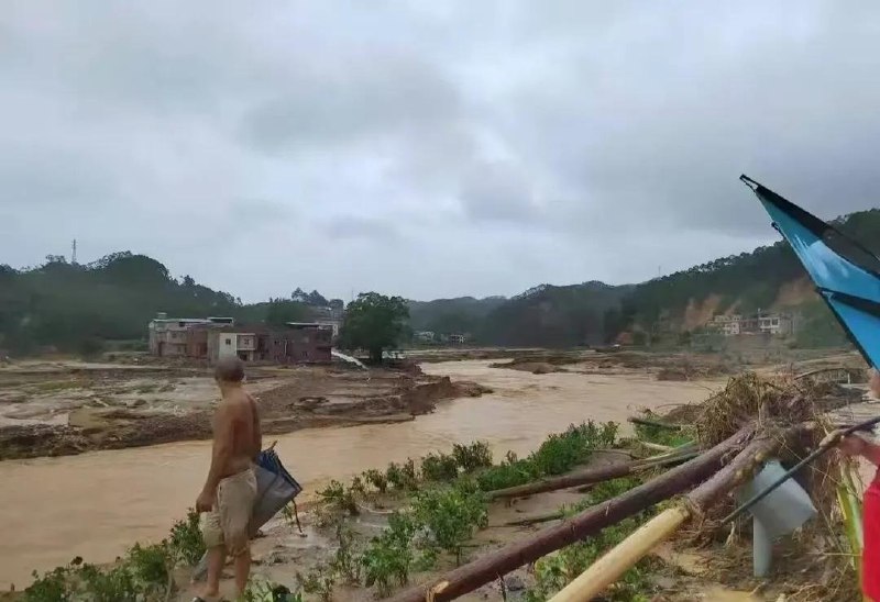 【广西横州洪水】7月8日，广西横州镇龙乡有当地网友发帖求助，称洪灾导致全乡多个村屯失联，目前具体伤亡和受灾情况仍不清楚