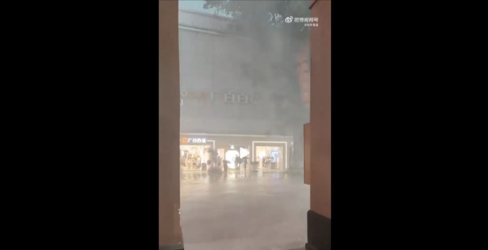 广州降大暴雨 高架桥变“高架河”