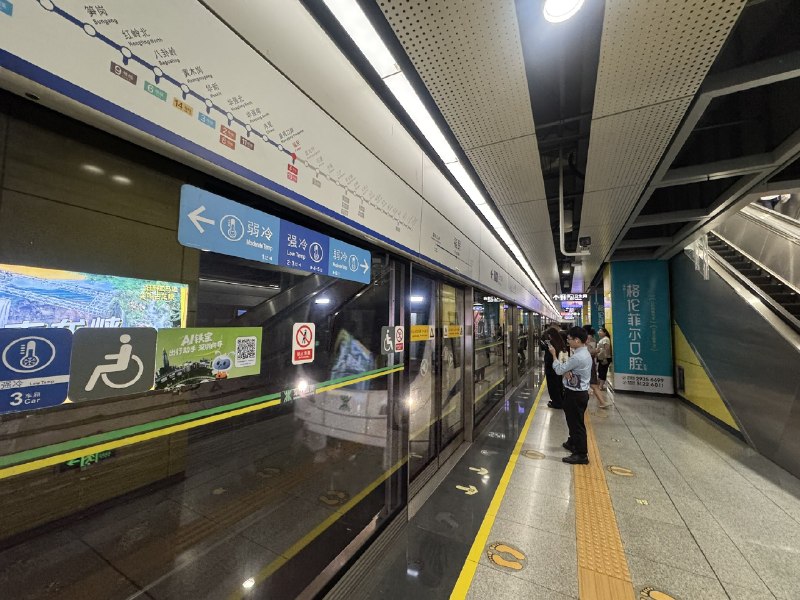 1.7月20号起，深圳地铁升级安检，逢包必检、逢人必查，就算空手没带包，也要配合手持仪器，进行全面人身检查，严格程度不次于民航，此举导致进站前排起长龙，大量乘客被堵在安检外，乘客们叫苦不迭