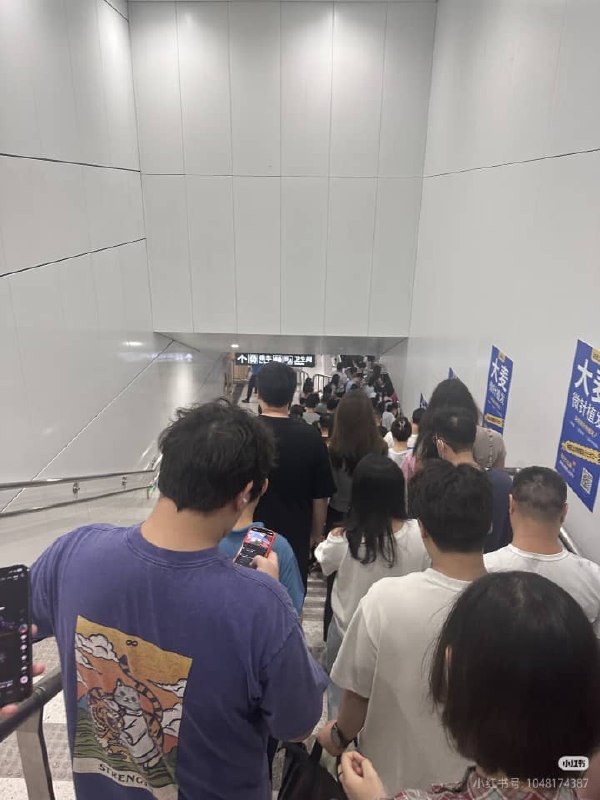 1.前几天深圳地铁安检升级引发风波，7月20日，有人不堪漫长的安检过程，硬闯安检2.7月21日，网友发文吐槽，深圳地铁早高峰安检拥堵严重，乘客排队超半小时，工作人员态度粗暴，强行拉扯乘客