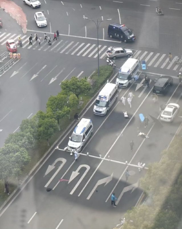 路人拍到司机撞完人下车后，手里还攥着刀成都无差别撞人事件现场画面在一个路口就有至少6人被撞警方通报成都无差别袭击事件