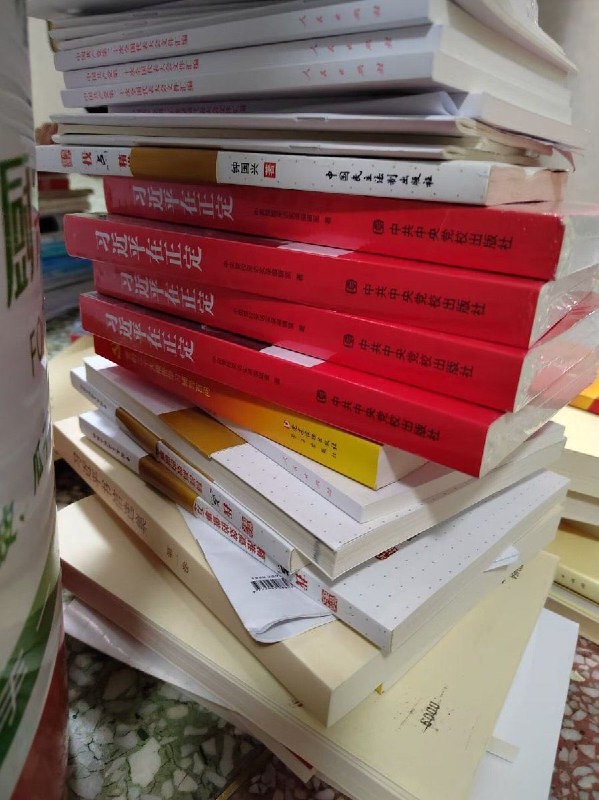 笑死！习近平要气疯了！3月15日，尼泊尔一高校为腾出储藏室空间，集中焚烧了大批《习近平谈治国理政》