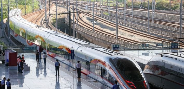 中国耗资9000亿美元的铁路帝国正面临前所未有的严峻现实多年来，中国的高铁一直被宣传为速度、力量和民族自豪感的象征