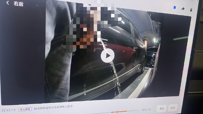 1.尊界车主在停车场尿尿，下面都被边上车的哨兵模式拍下来了，看的清清楚楚1.尊界车主在停车场尿尿，下面都被边上车的哨兵模式拍下来了，看的清清楚楚