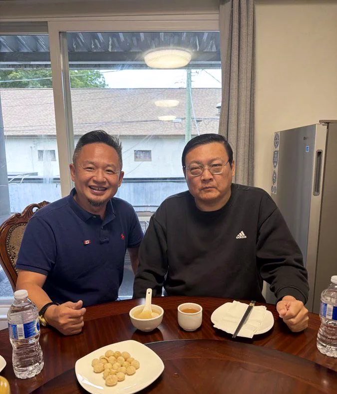 1.历史老师袁腾飞移民美国,此前梁宏达已经移民国外2.祝贺袁腾飞老师落地美利坚！走出这一步真的不容易，他曾说因为英文无法顺畅沟通，所以迟迟未下定决心