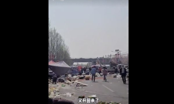 目击者揭：北京集市推土车撞人惨案内情