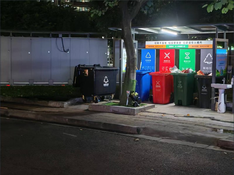1.事发后，有学生自发想去献花悼念，但多名同学发帖称，学校禁止献花，并安排了一群保安到处狩猎，只要手上拿着花就会被警告