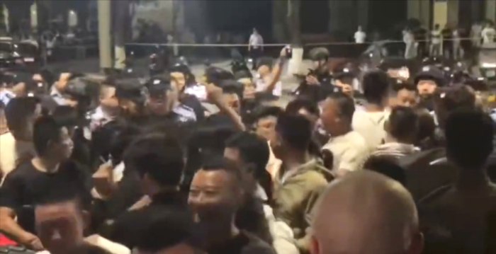 重庆青年遭渔政追赶溺亡 民众游行遭镇压