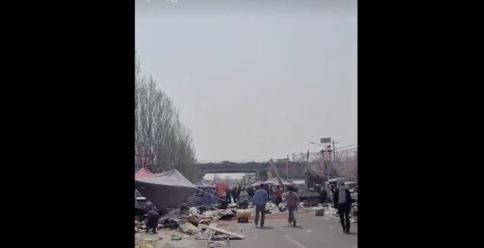 北京有人开铲车冲撞人群 官方封杀消息