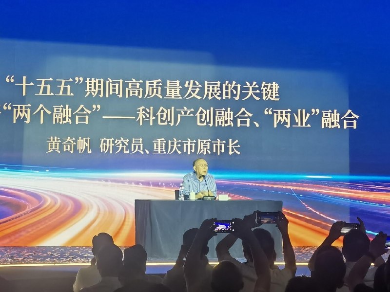 1.据香港《明报》10月13日报导，曾与重庆市委前书记薄熙来搭档的黄奇帆，近年他以网红经济学家的姿态全国到处发表演讲“指点江山”，经济数据信手拈来，分析形势一针见血，颇受欢迎