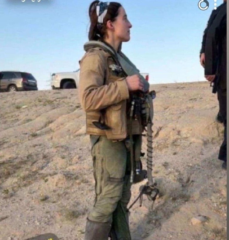 1.坠毁的美国喷气式飞机的飞行员2.F-165 的飞行员及时从飞机上弹射