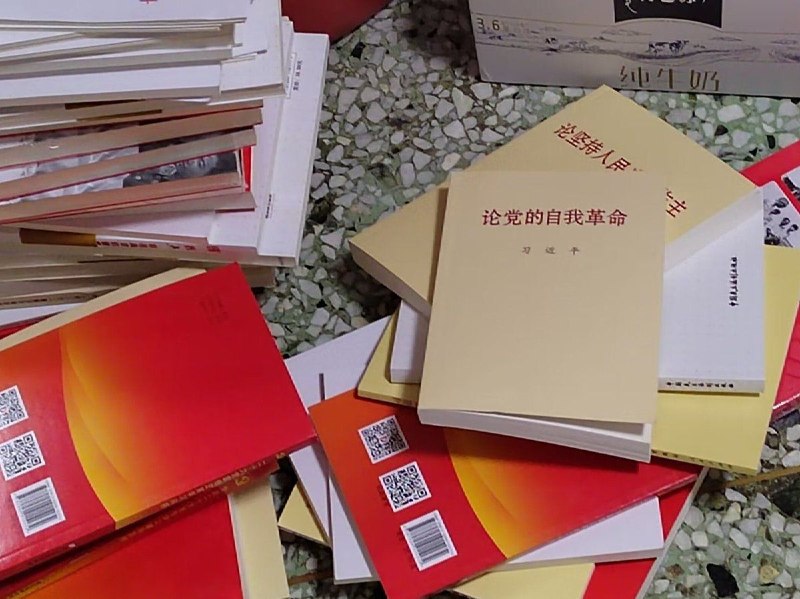 笑死！习近平要气疯了！3月15日，尼泊尔一高校为腾出储藏室空间，集中焚烧了大批《习近平谈治国理政》