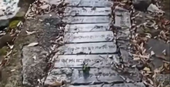 无锡惠山国家森林公园用墓碑铺路 引发热议