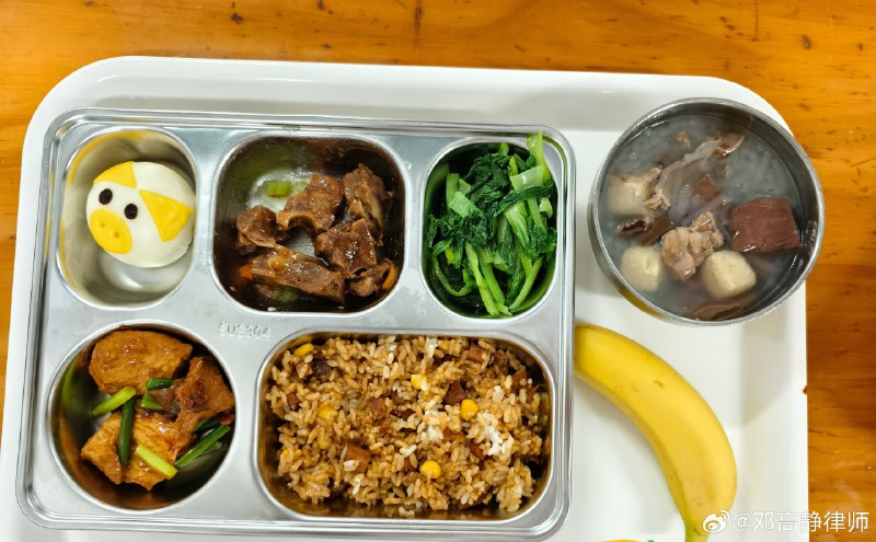 同样在上海，同样的学校食堂，却因为供应商的不同，孩子们享受不同的餐食