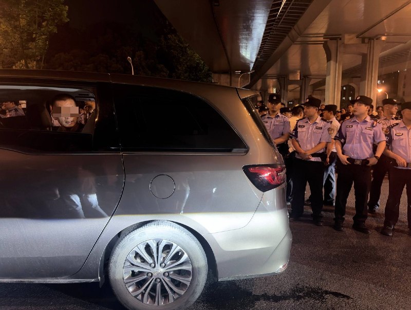 【合肥爆发反垃圾站堵路抗议】现场画面查看原文【合肥爆发反垃圾站堵路抗议】现场画面查看原文