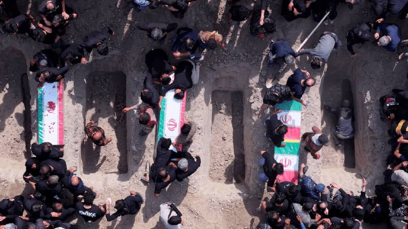 🇮🇷|大批伊朗人向被美国轰炸、造成 120 名伊朗女学生死亡的米纳布小学的殉难女学生告别