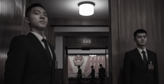 两会前 保镖将习的座位摸一遍 引讥讽