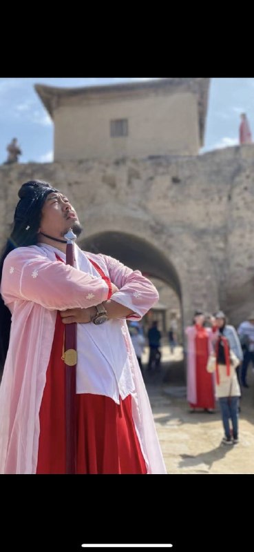 1.历史老师袁腾飞移民美国,此前梁宏达已经移民国外2.祝贺袁腾飞老师落地美利坚！走出这一步真的不容易，他曾说因为英文无法顺畅沟通，所以迟迟未下定决心