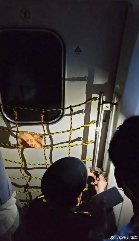 王局拍案，【列车困隧道热晕多乘客，乘务员