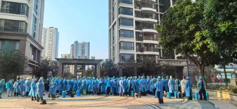 1.广东江门，经消杀过后的街头烟雾弥漫、刺鼻难闻，居民只能捂口快速前进