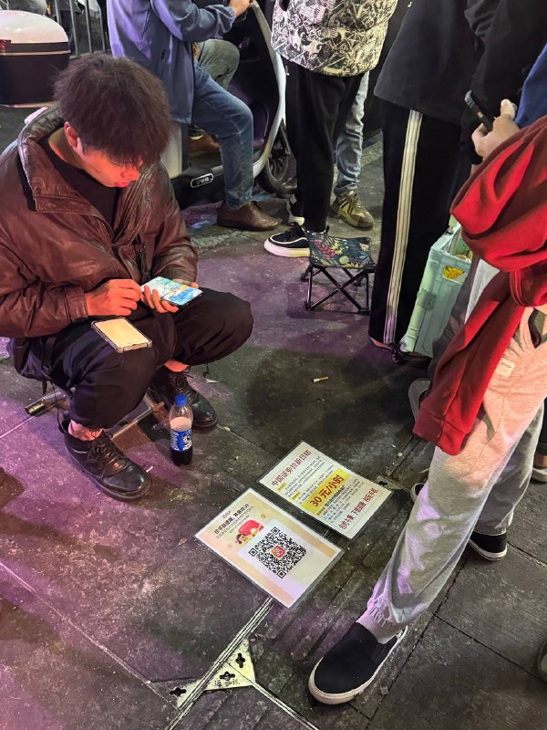中国证券业务推广员，在深圳龙华汽车站（前三和大神基地）拉客户开通股票帐户每位大神开户成功，获得50元开户奖励！群友们都往里进