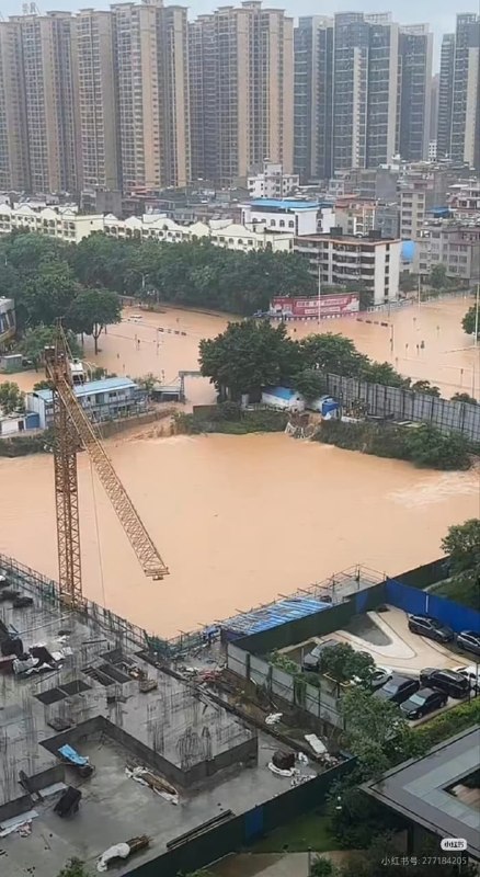 1.洪水蔓延到小区，汽车被冲走2.洪灾泛滥，居民住宅被淹没3.横州市有街区被洪水淹没，多辆车被冲走